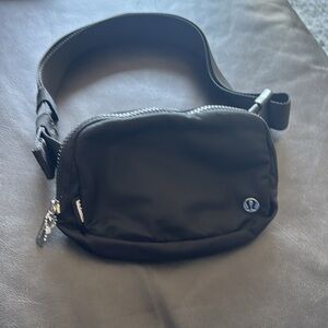 Lululemon everywhere belt bag black 1l silver hardware